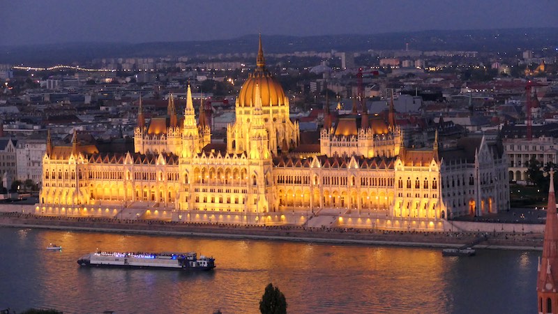 Impressionen - Budapest das Parlamentsgebäude. Nachts beleuchtet.