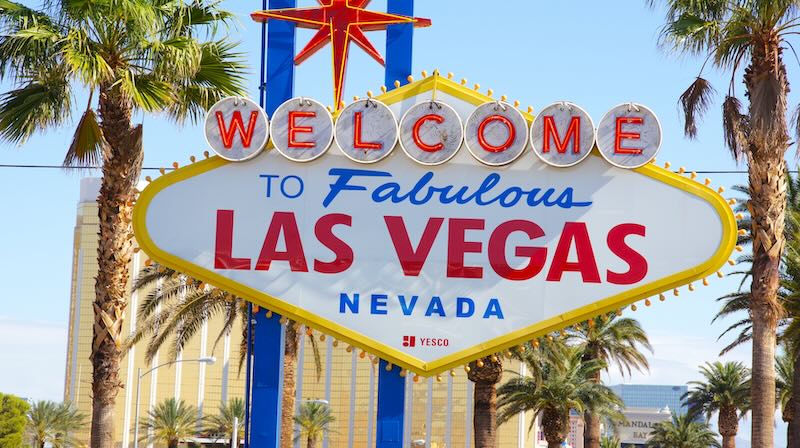 Fabulous Las Vegas Schild am Tag.