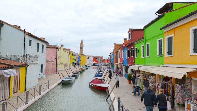 venedig-burano-06 Kleine Geschäfte und bunte Häuser an einem Kanal auf Burano.