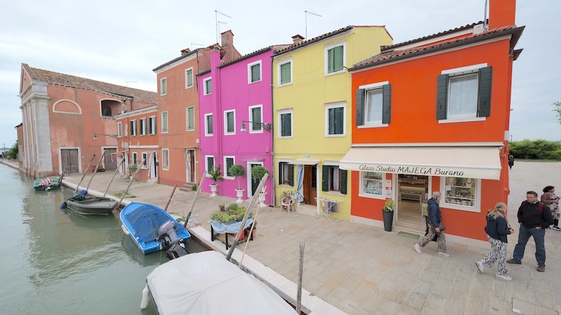 venedig-burano-bunte-haeuser Bunte Häuser an einem Kanal auf Burano.
