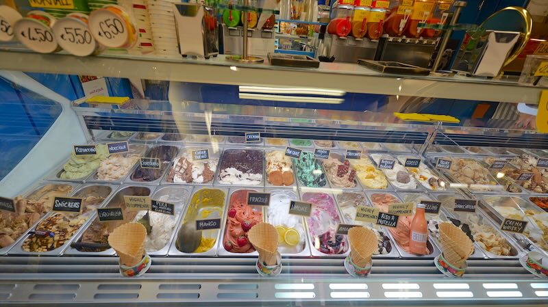 venedig-burano-leckeres-eis Leckeres EIs in der Auslage einer Gelateria auf Burano.