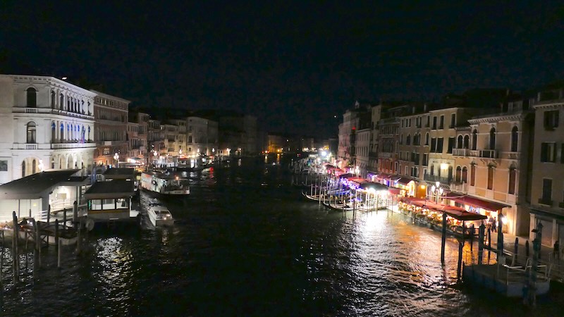 venedig-canale-grande-von-rialtobruecke-bei-nacht Das Canale Grande bei Nacht - von der Rialtobrücke aus fotografiert.