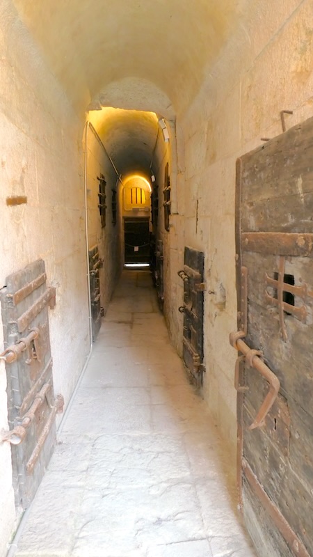 venedig-dogenpalast-innen-weg-ueber-seufzerbruecke Gang im Gefängnis in Venedig, auf der anderen Seite der Seufzerbrücke.