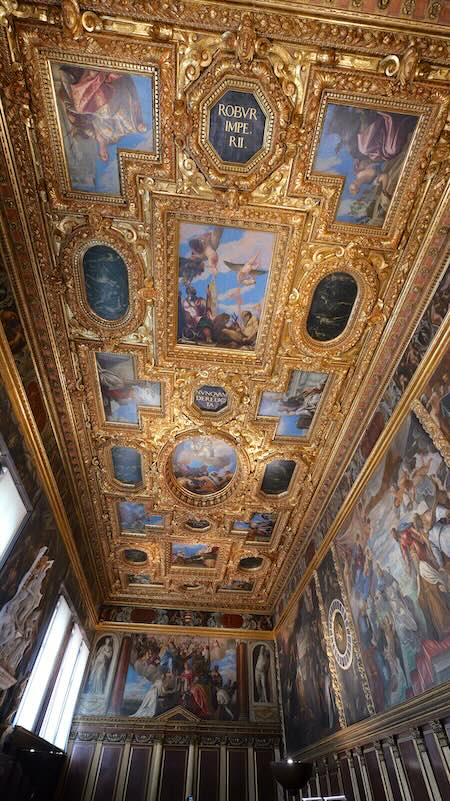venedig-dogenpalast-von-innen-02 Innenaufnahme im Dogenpalast. Kabinett mit reich verzierter Decke mit vielen Gemälden.