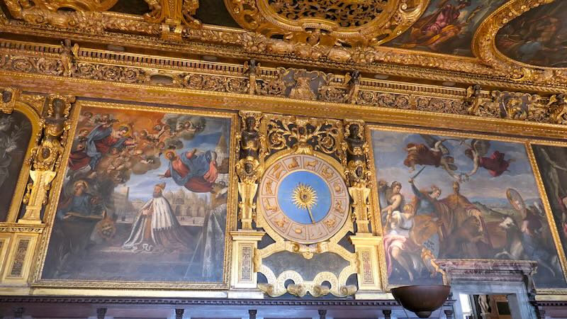 venedig-dogenpalast-von-innen Innenaufnahme im Dogenpalast: Die reich verzierten Deckengemälde zeigen u.a., wie der Doge aus dem Himmel beschützt wird.