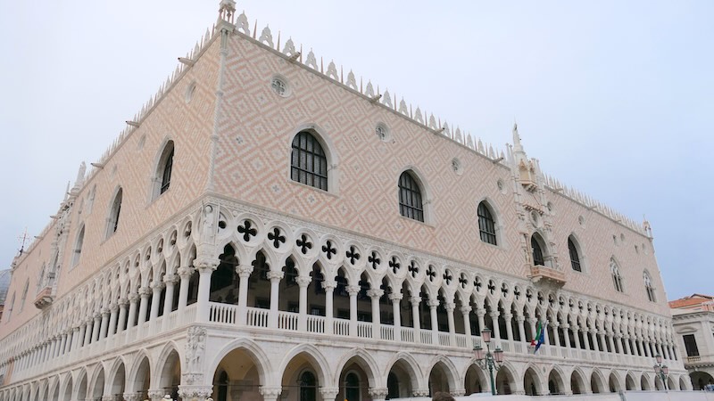 venedig-dogenpalast Nahaufnahme des Dogenpalasts in Venedig vom Canale Grande aus.