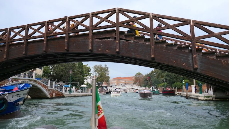 venedig-fahrt-mit-dem-wassertaxi Blick über das Heck eines Wassertaxis auf einem Canale in Venedig.