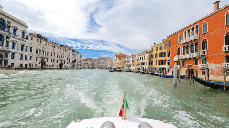venedig-foto-uebers-heck-eines-taxibootes Blick über das Heck eines Wassertaxis auf der Fahrt auf den Canale Grande.