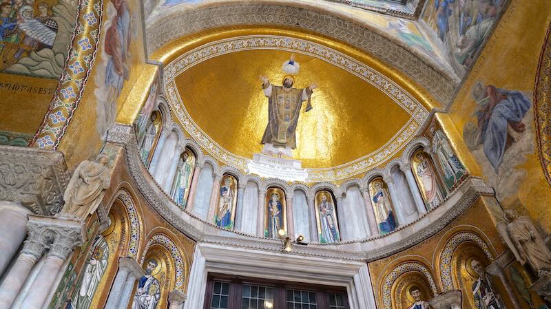 venedig-marcusdom-kuppel-von-innen Die goldverzierte Kuppel im Inneren des Markusdoms in Venedig.