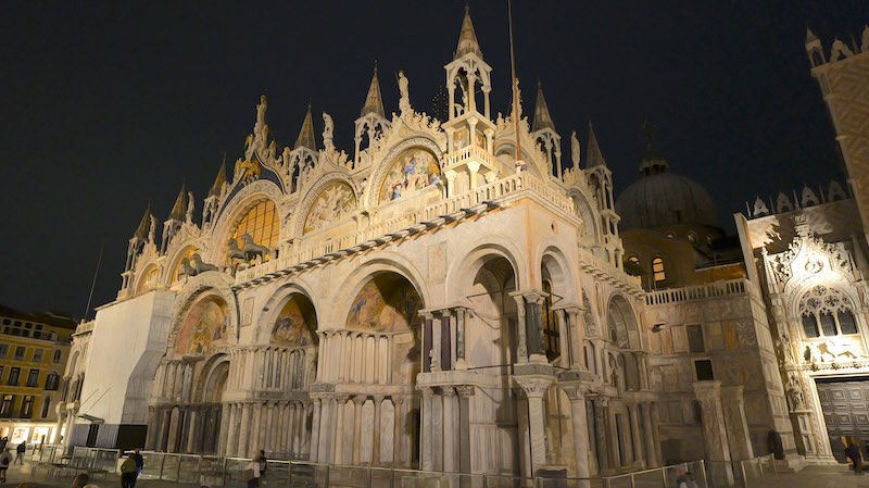 venedig-marcusdom-nachtaufnahme Der Markusdom in Venedig bei Nacht.