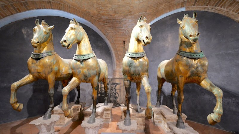 venedig-marcusdom-quadriaga Die Quadriga von San Marco im Museum des Markusdom stammt ursprünglich aus Konstantinopel. Draußen steht eine Kopie.