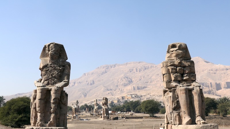 Die Memonkolosse haben einst den Totentempels von Amenophis III bewacht.