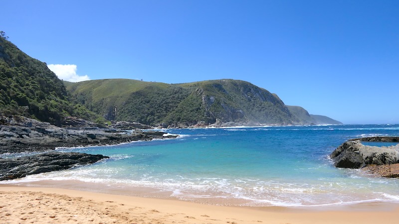 Die Küstenlinie im Tsitsikamma National Park kurz vor der Mündung des Storm River.