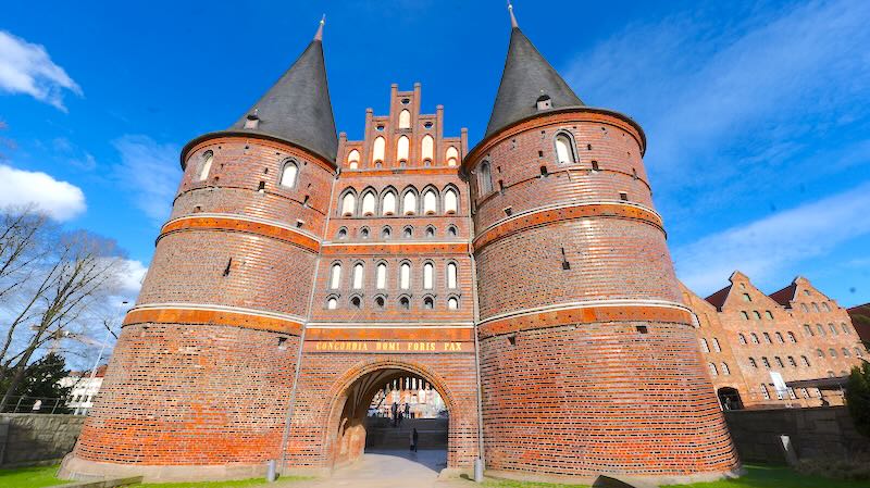 Das Holstentor ist eines der bekanntesten Stadttore in Deutschland.