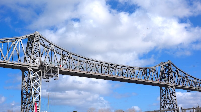Die Eisenbahn-Hochbrücke in der Nähe von Rendsburg.