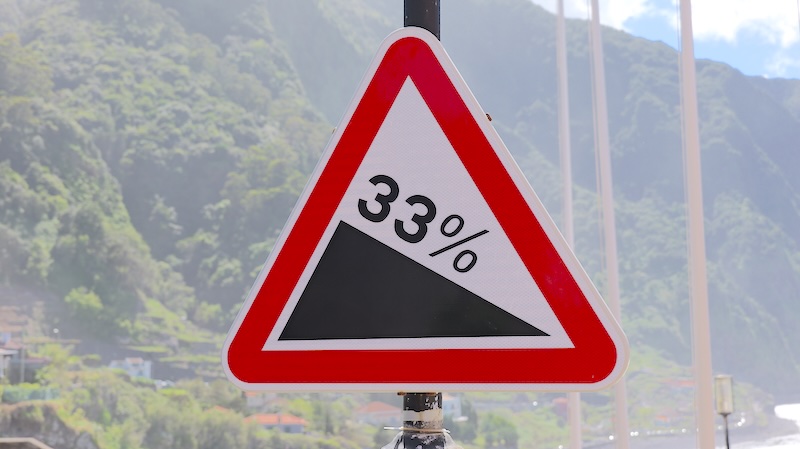 madeira-33-prozent-gefaelle-schild Ein Schild kündigt auf Madeira 33% Gefälle an.