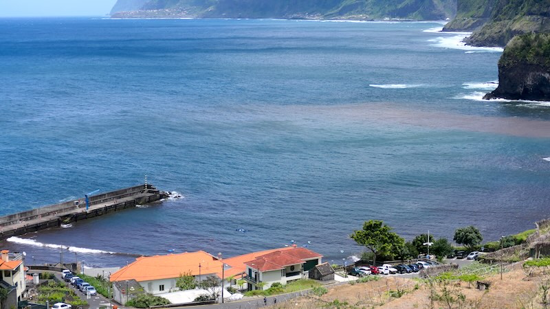 madeira-seixal-hafenmole-und-schwarzer-strand Mole und schwarzer Strand von Seixal, von oben betrachtet.