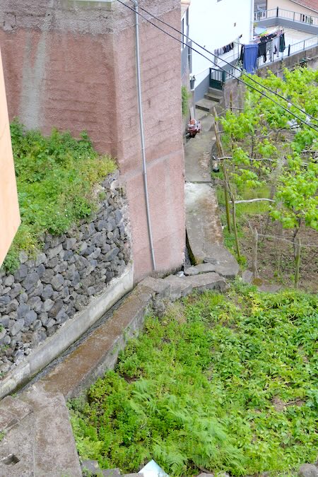 madeira-seixal-interessanter-fussweg Der Weg zum Strand von Seixal ist mitunter steil und eng.