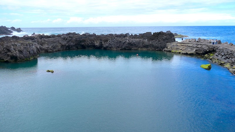madeira-seixal-lava-pool-am-schwarzen-strand In der Nähe des schwarzen Strandes von Seixal gibt es natürliche Lava-Pools.