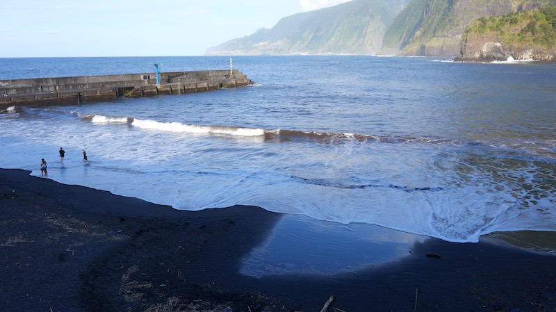 madeira-seixal-schwarzer-strand-und-mole Der schwarze Strand von Seixal auf Madeira mit der Mole im Hintergrund.
