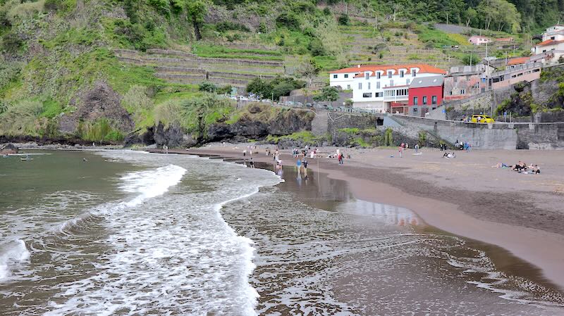 madeira-seixal-schwarzer-strand Der schwarze Strand von Seixal auf Madeira.