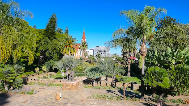 Blick vom Parlamentsgebäude in Windhoek, Namibia, auf den Park.