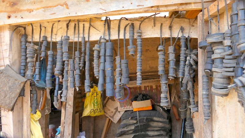 tansania-lake-manyara-mto-wa-mbu-markt-10 Aus alten Autoreifen werden in Tansania viele verschiedene Dinge gefertigt, u.a. Sandalen.