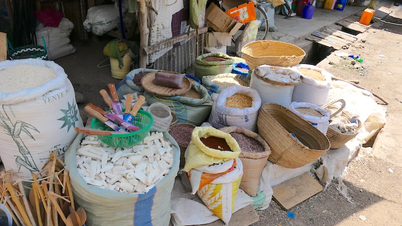 tansania-lake-manyara-mto-wa-mbu-markt-11 In den Geschäften von Mto wa Mbu in Tansania werden auch verschiedene Haushaltswaren angeboten.