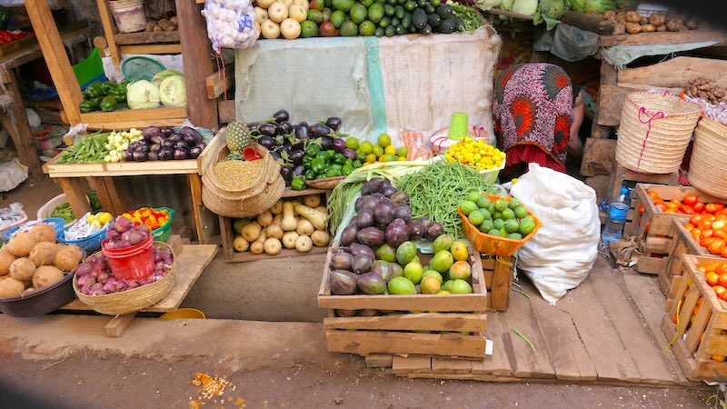 tansania-lake-manyara-mto-wa-mbu-markt-13 Obst- und Gemüseangebot in Mto wa Mbu in Tansania.