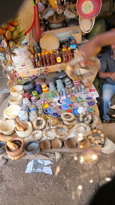 tansania-lake-manyara-mto-wa-mbu-markt-15 In den Geschäften von Mto wa Mbu in Tansania werden auch verschiedene Haushaltswaren angeboten.