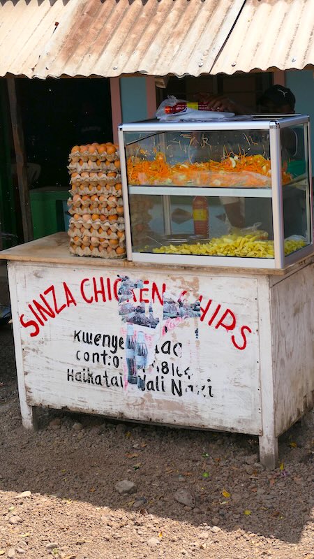 tansania-lake-manyara-mto-wa-mbu-markt-17 Traditioneller "Fast Food" Stand in Mto wa Mbu in Tansania.