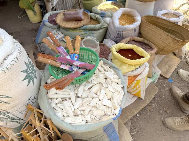 tansania-lake-manyara-mto-wa-mbu-markt-2 In den Geschäften von Mto wa Mbu in Tansania werden auch verschiedene Haushaltswaren angeboten.