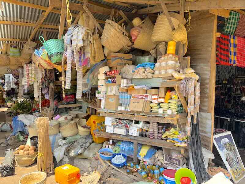 tansania-lake-manyara-mto-wa-mbu-markt-3 In den Geschäften von Mto wa Mbu in Tansania werden auch verschiedene Haushaltswaren angeboten.