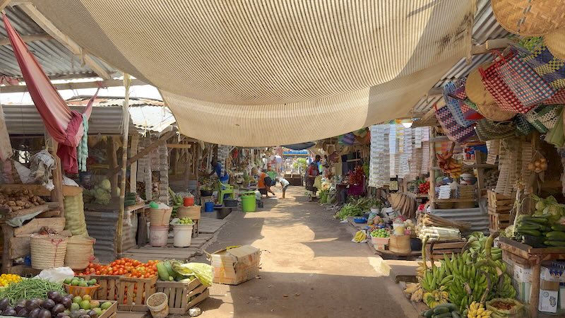 Ein Sonnensegel schützt auf dem Markt von Mtu wa Mbu vor der afrikanischen Sonne.