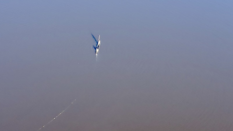 botswana-okavango-delta-rundflug-fischer-im-mokoro Bei einem Flug mit einem Helikopter mit offenen Türen über das Okavango-Delta hat man die beste Sicht. Hier auf einen Fischer in einem Mokoro.