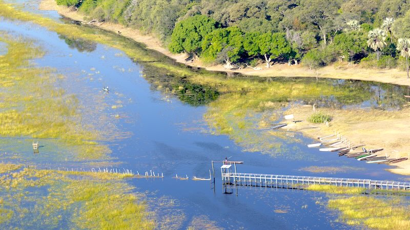 botswana-okavango-delta-rundflug-mokoro-startpunkt-bei-maun Bei einem Flug mit einem Helikopter mit offenen Türen über das Okavango-Delta hat man die beste Sicht. Hier auf die Mokoro-Station Boro 2 bei Maun.