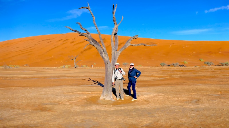 namibia-sossusvlei-deadvlei-bestagetravel Die verdorrten Kameldornbäume im Deadvlei bieten immer wieder neue Perspektiven.