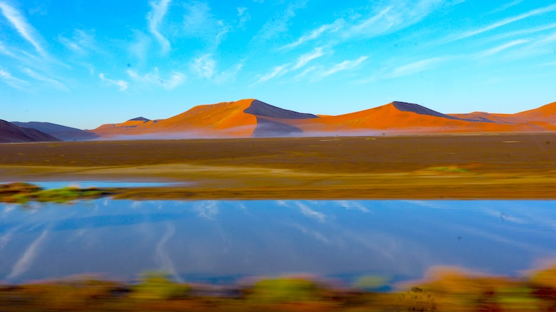 namibia-sossusvlei-duenenlandschaft-spiegelt-sich-im-wasser Die Dünen der Namib spiegeln sich in einer der seltenen Wasserpfützen.