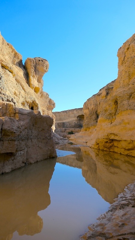 namibia-sossusvlei-seisriem-canyon-2 Die Felswände des Seisriem-Canyon spiegeln sich im Wasser.