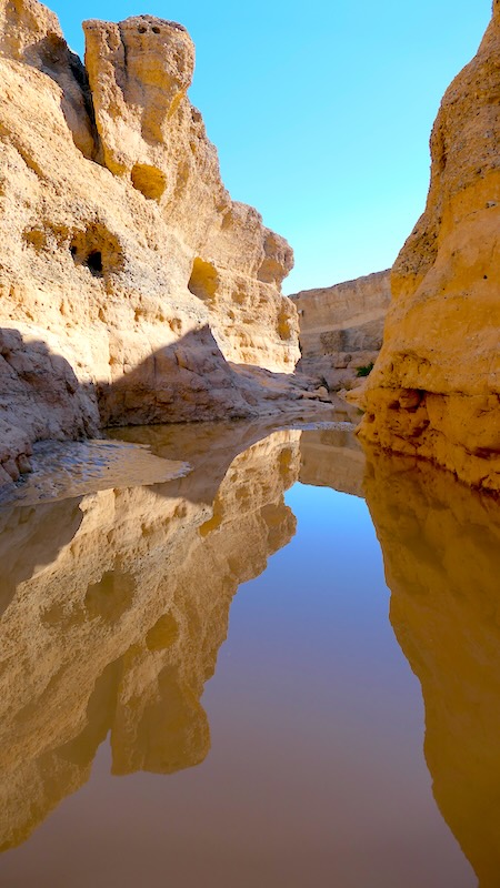 namibia-sossusvlei-seisriem-canyon Die Felswände des Seisriem-Canyon spiegeln sich im Wasser.