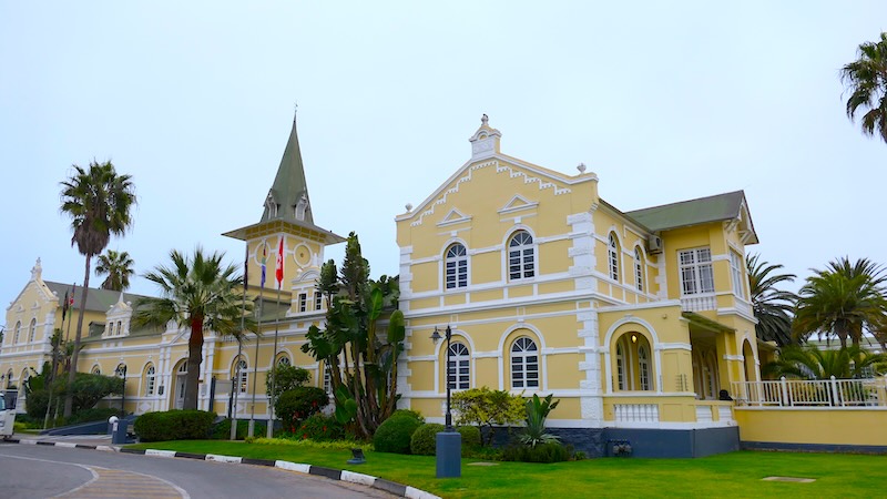 namibia-swakopmund-hotel-swakopmund In Swakopmund findet man überall Hinweise auf die deutsche Vergangenheit, wie hier den alten Bahnhof.