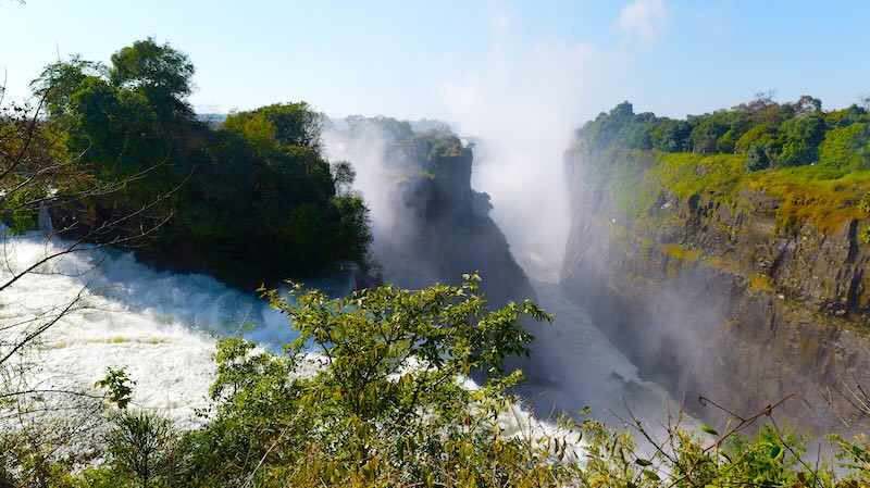 simbabwe-viktoriafaelle-main-falls-von-der-seite Die Viktoriafälle in Simbabwe, von Devils Caractart aus gesehen.