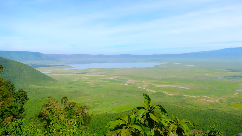 Blick vom Rand des Ngorongoro Kraters in den gigantischen Krater.
