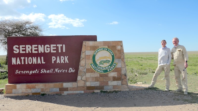 tansania-ndutu-serengeti-shall-never-die-schild Eingang zur Serengeti.